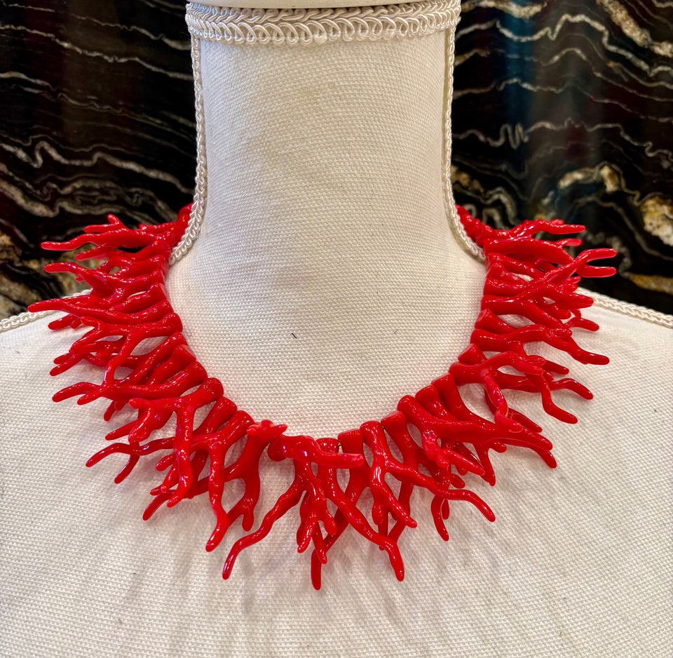 COLLAR DE CUENTAS DORADAS Y CORAL