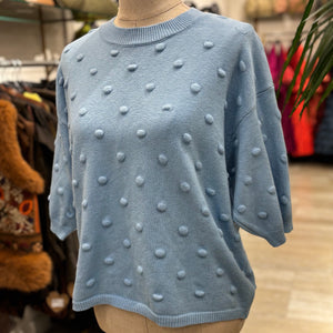 JERSEY CON TOPO EN RELIEVE CELESTE