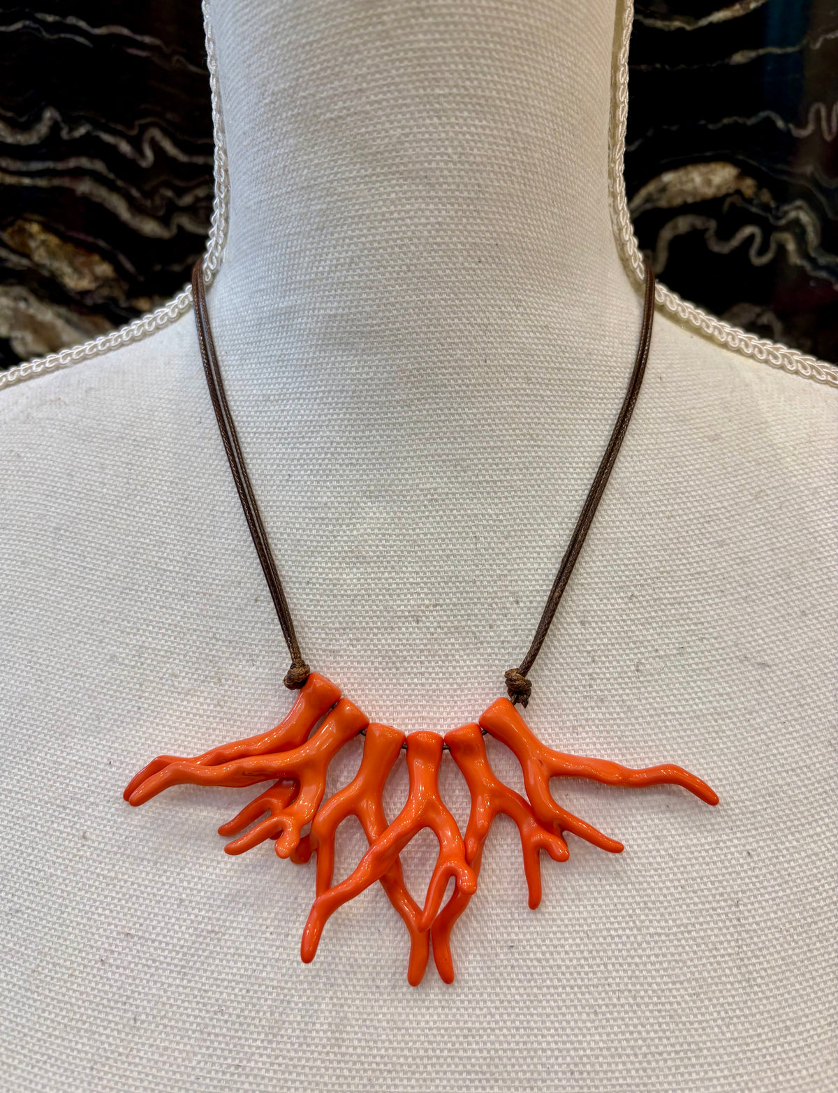 COLLAR DE CORDÓN Y COLGANTE CORAL NARANJA
