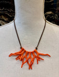 COLLAR DE CORDÓN Y COLGANTE CORAL NARANJA
