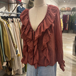 BLUSA CON VOLANTES OCRE
