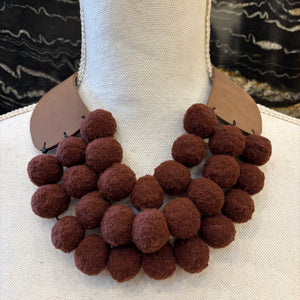 COLLAR POMPONES