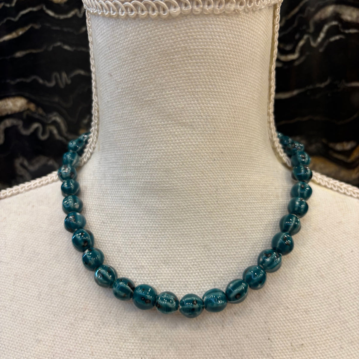 COLLAR DE CERÁMICA BOLAS AZUL PETRÓLEO