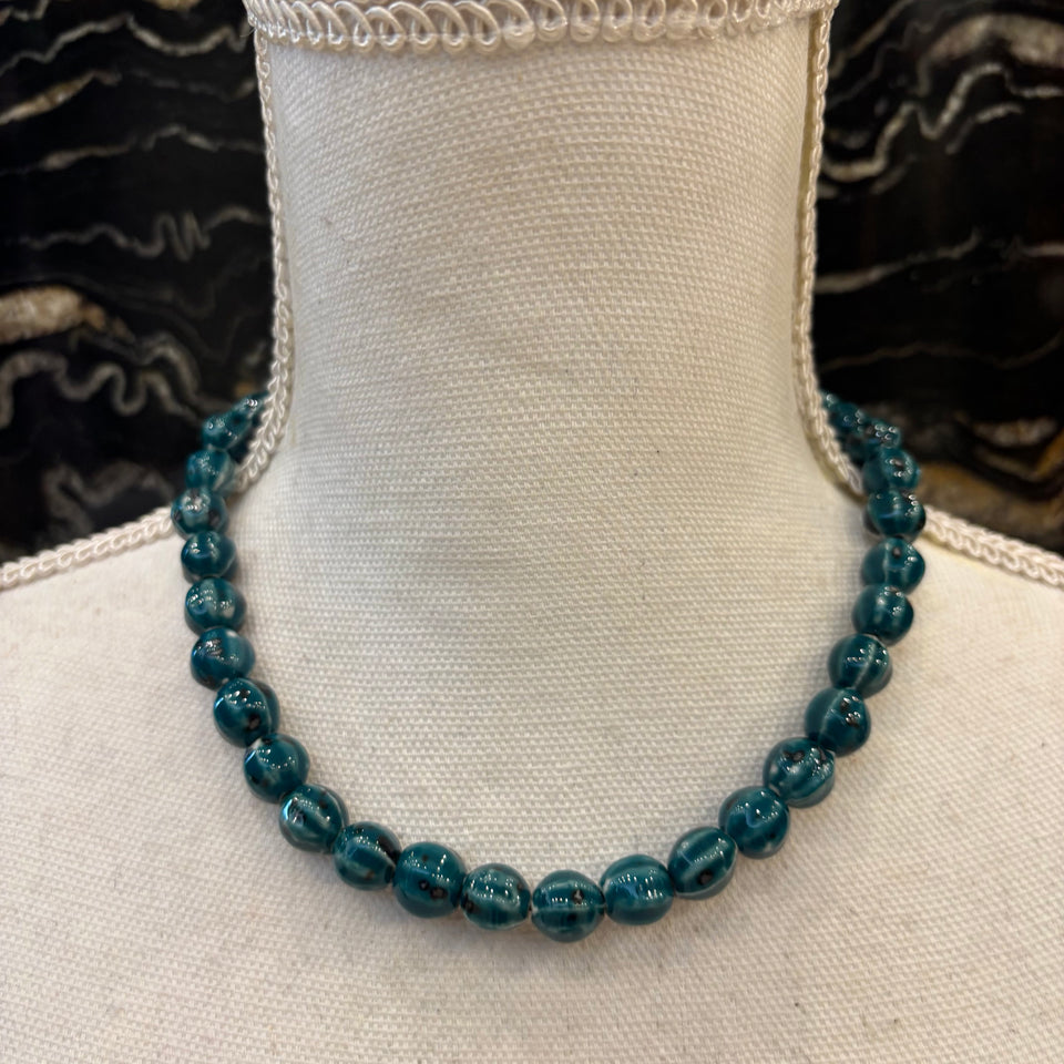 COLLAR DE CERÁMICA BOLAS AZUL PETRÓLEO