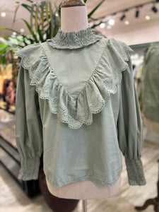 BLUSA CON VOLANTE PERFORADO VERDE