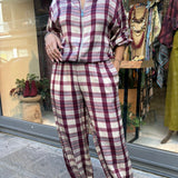 CONJUNTO DE BOMBER Y PANTALON DE CUADROS BURDEOS