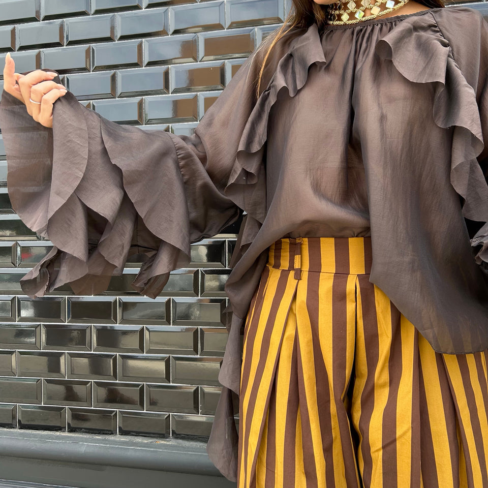 BLUSA OVERSIZE DE VOLANTES MARRON