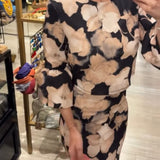 CONJUNTO DE FALDA ESTAMPADO DE FLORES BEIGE Y NEGRO