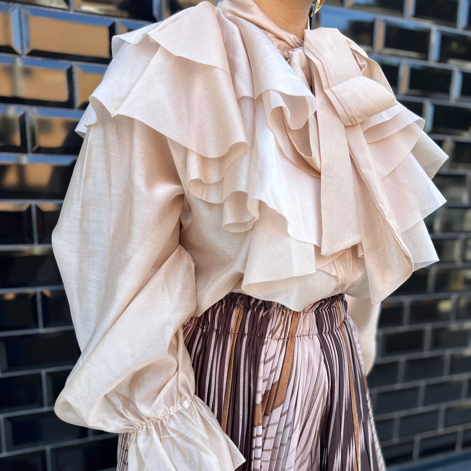 BLUSA DE VOLANTES ROSA NUDE
