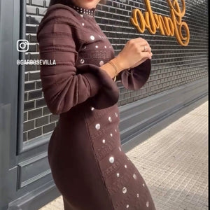 VESTIDO MARRÓN CON TACHUELAS PLATEADA