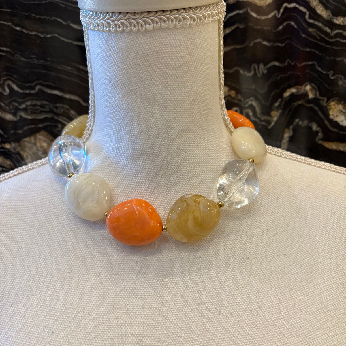 COLLAR PIEDRAS OVALADAS NARANJA Y BEIGE
