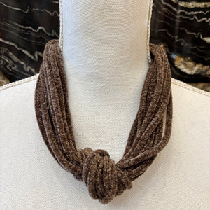 COLLAR NUDO CHENILLA MARRÓN