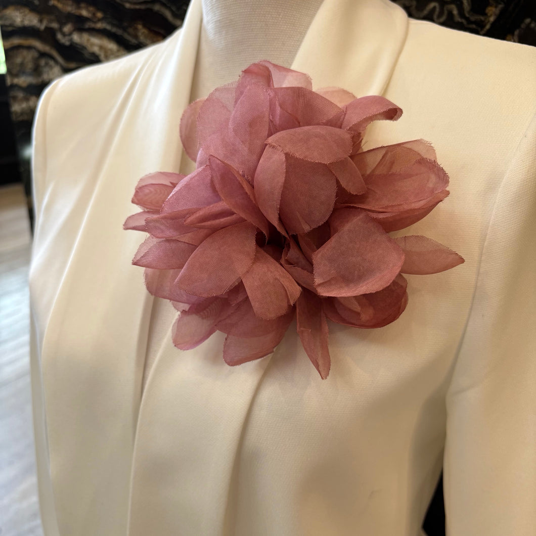 FLOR DE SOLAPA DE PÉTALOS ROSA