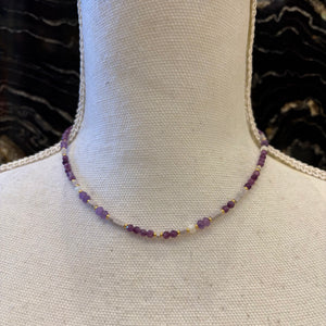 COLLAR CUENTA PEQUEÑAS MORADAS