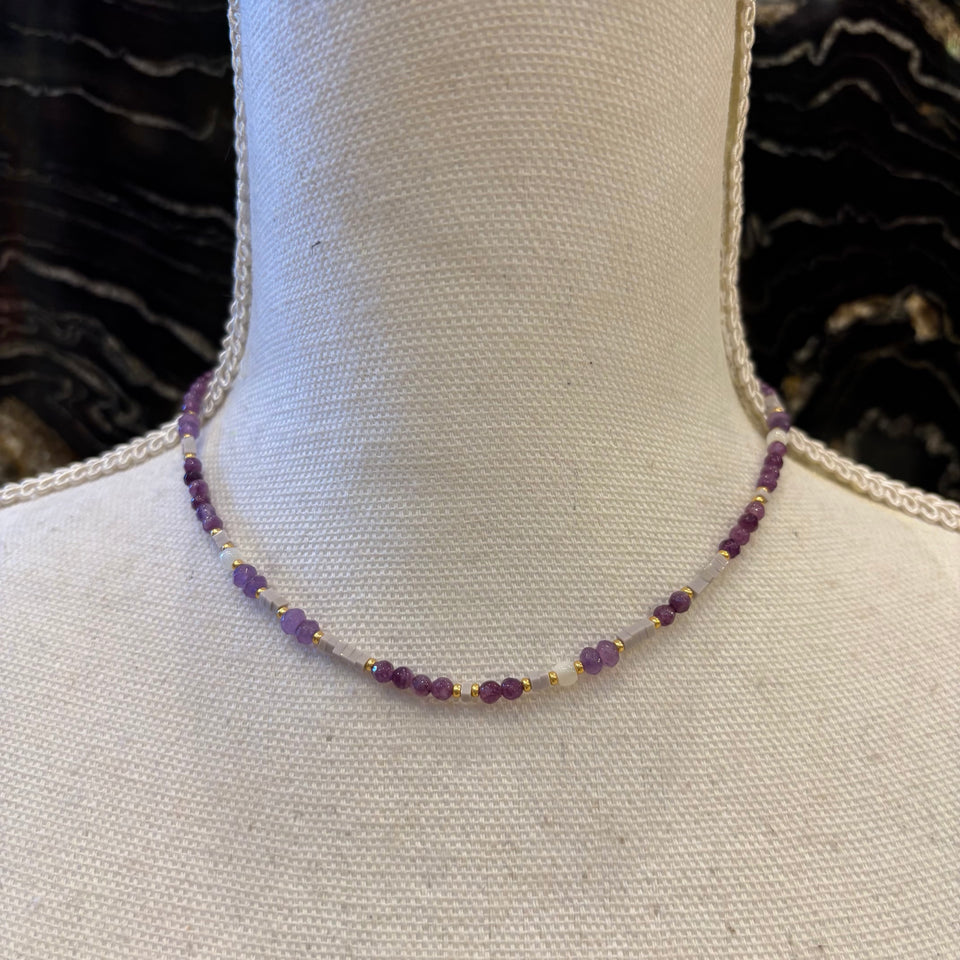 COLLAR CUENTA PEQUEÑAS MORADAS