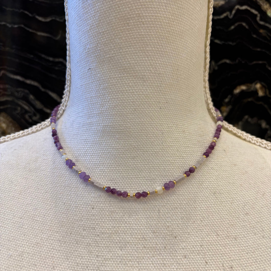 COLLAR CUENTA PEQUEÑAS MORADAS