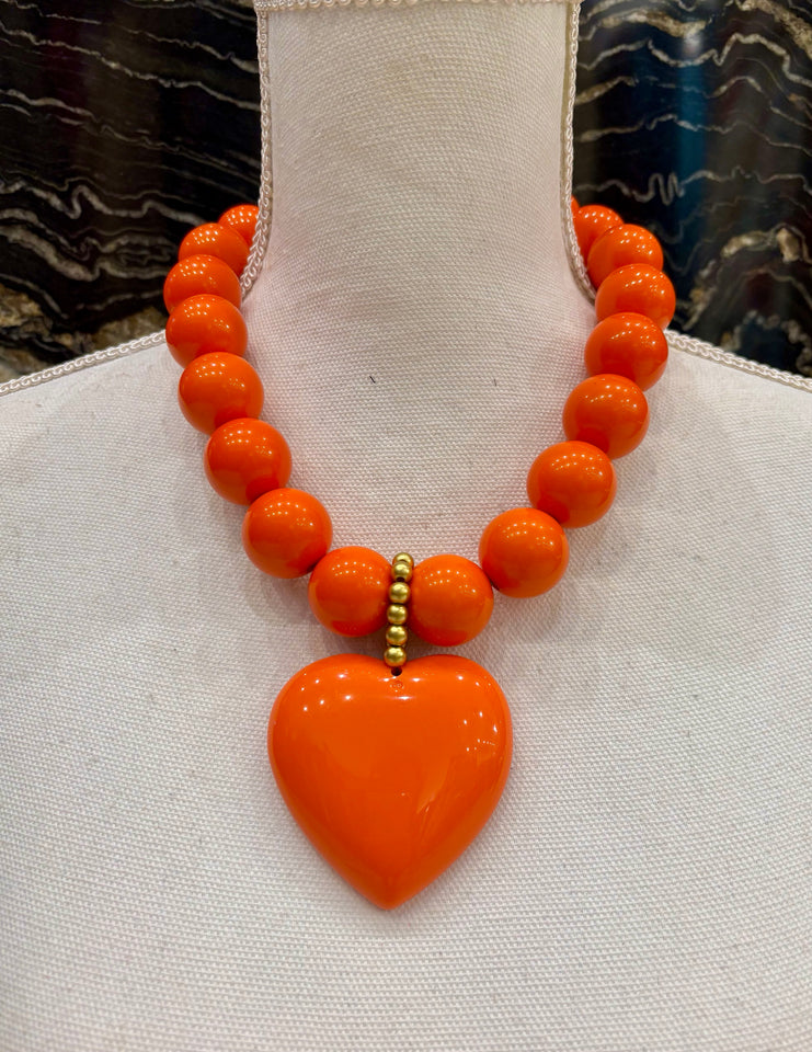 COLLAR CUENTAS GRANDES Y CORAZÓN NARANJA
