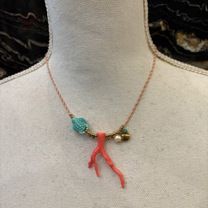 COLLAR HILO CORAL Y TORTUGA