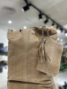 BOLSO DE PIEL DE ESCAMAS CON BOLSILLO BEIGE OSCURO