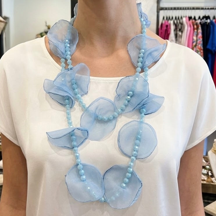 COLLAR BOLAS Y FLOR TELA CELESTE