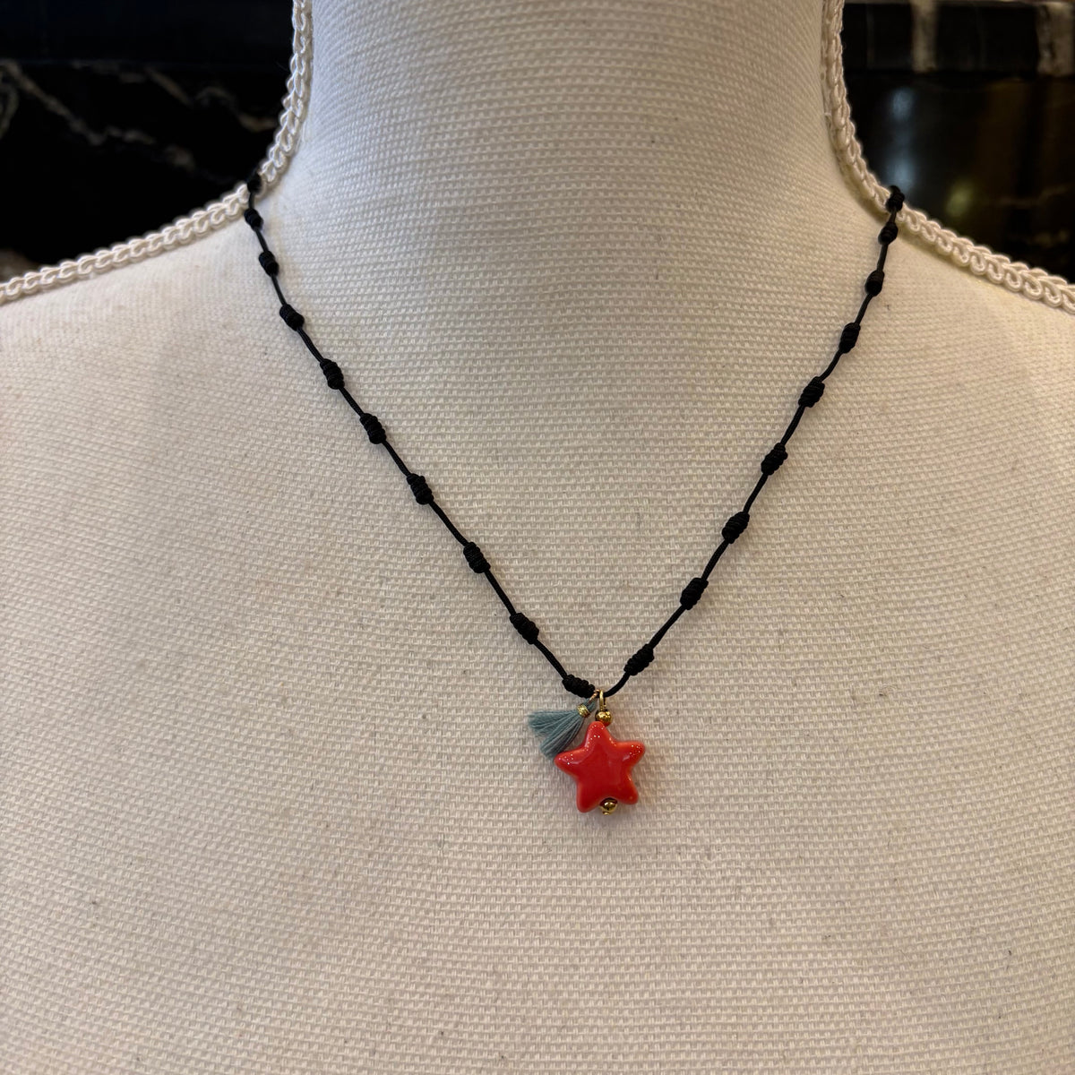 COLLAR DE NUDOS CON ESTRELLA ROJA