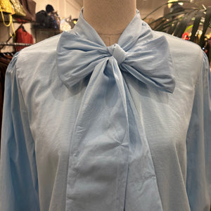 CAMISA CON LAZADA CELESTE