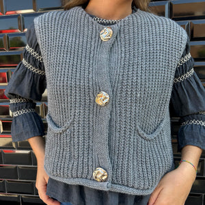 CHALECO GRIS BOTONES DORADOS