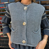 CHALECO GRIS BOTONES DORADOS