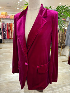 BLAZER DE TERCIOPELO CON SOLAPA FUCSIA