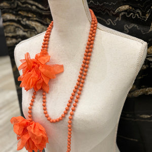 COLLAR LARGO FLOR DE TELA BOLAS NARANJA