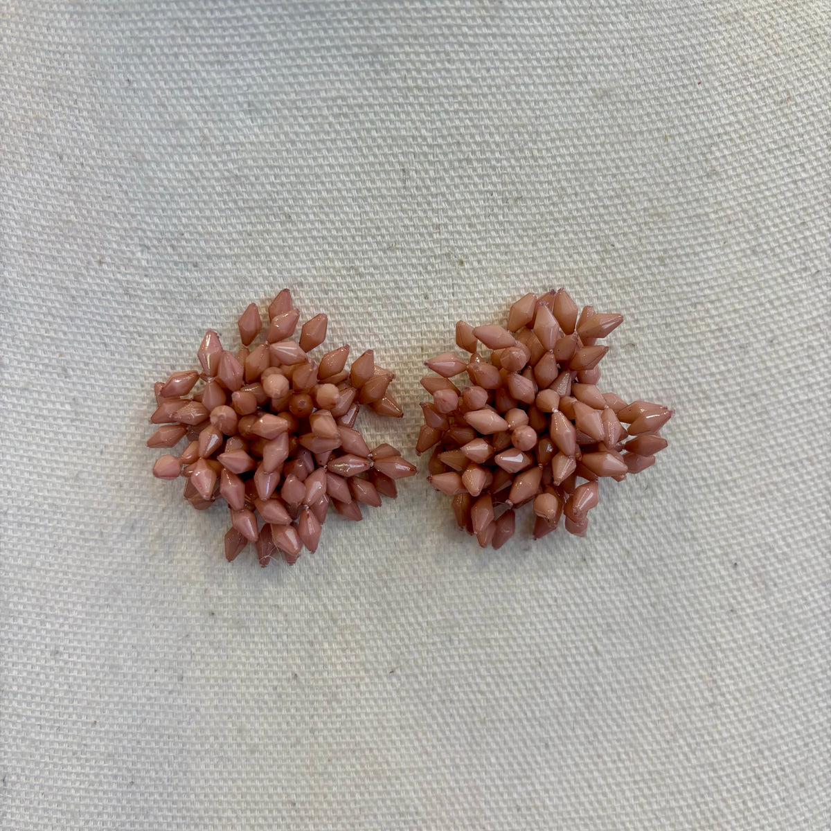 PENDIENTE POMPON ROSA NUDE