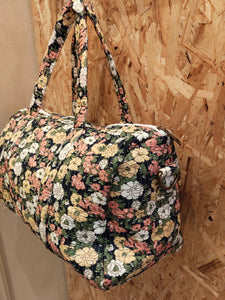 BOLSA  MEDIANA ESTAMPADA CON FONDO AZUL MARINO FLORES