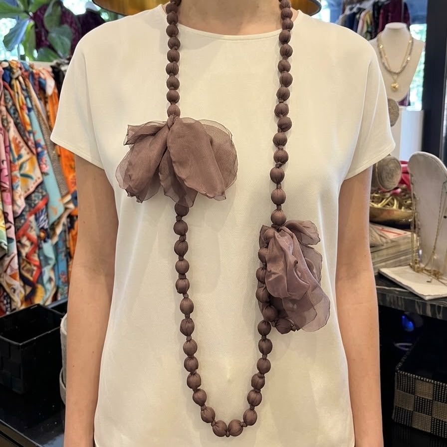 COLLAR  BOLAS  Y FLOR TELA MALLA OSCURA