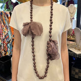 COLLAR  BOLAS  Y FLOR TELA MALLA OSCURA