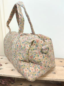 BOLSA MEDIANA ESTAMPADA FONDO ROSA EMPOLVADO FLORES