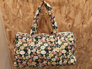 BOLSA  MEDIANA ESTAMPADA CON FONDO AZUL MARINO FLORES
