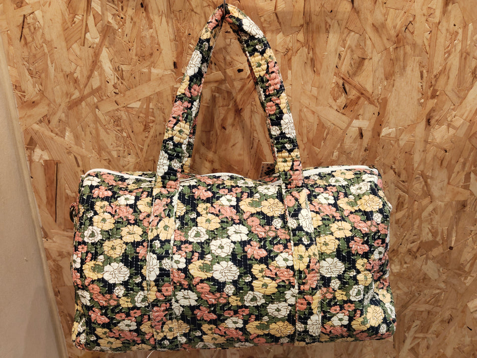 BOLSA  MEDIANA ESTAMPADA CON FONDO AZUL MARINO FLORES