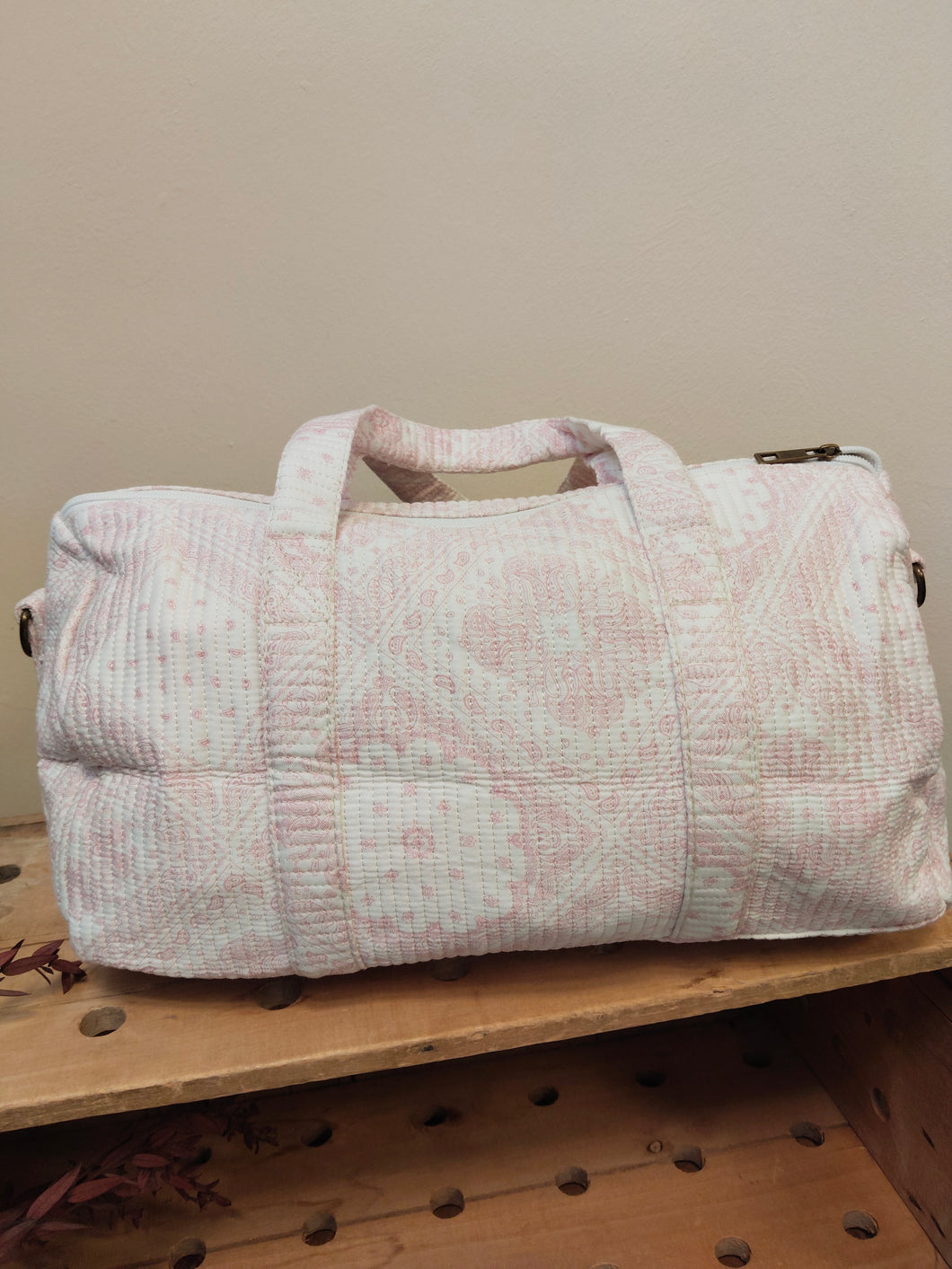 BOLSA MEDIANA ESTAMPADA FONDO BEIGE DIBUJOS EN ROSA