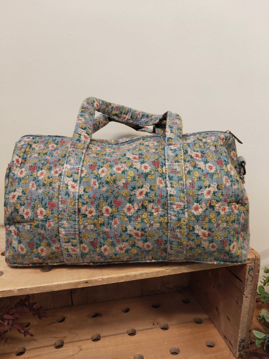 BOLSA MEDIANA ESTAMPADA FONDO GRIS FLORES