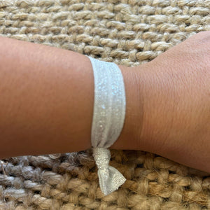 PULSERA DE TELA ELASTICA PLATEADA