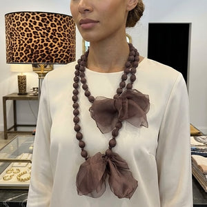 COLLAR  BOLAS  Y FLOR TELA MALLA OSCURA