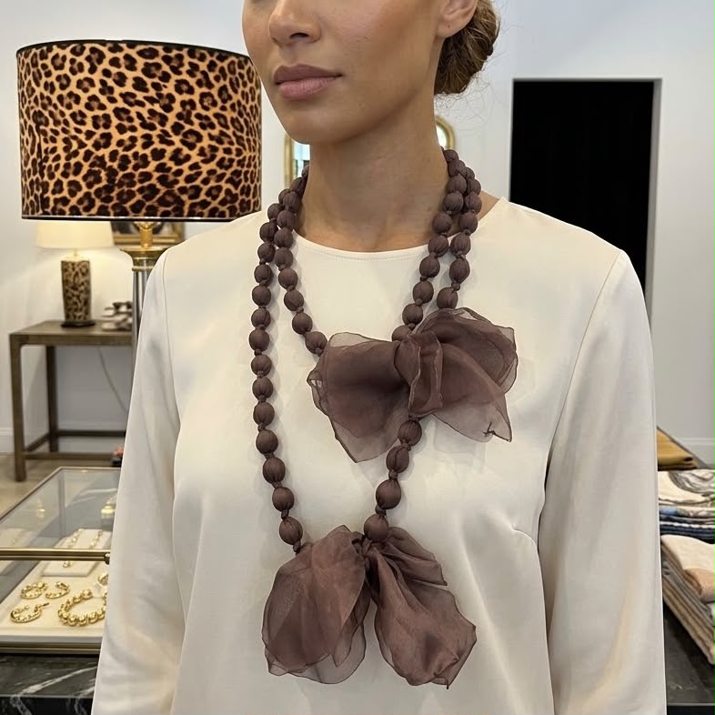 COLLAR  BOLAS  Y FLOR TELA MALLA OSCURA