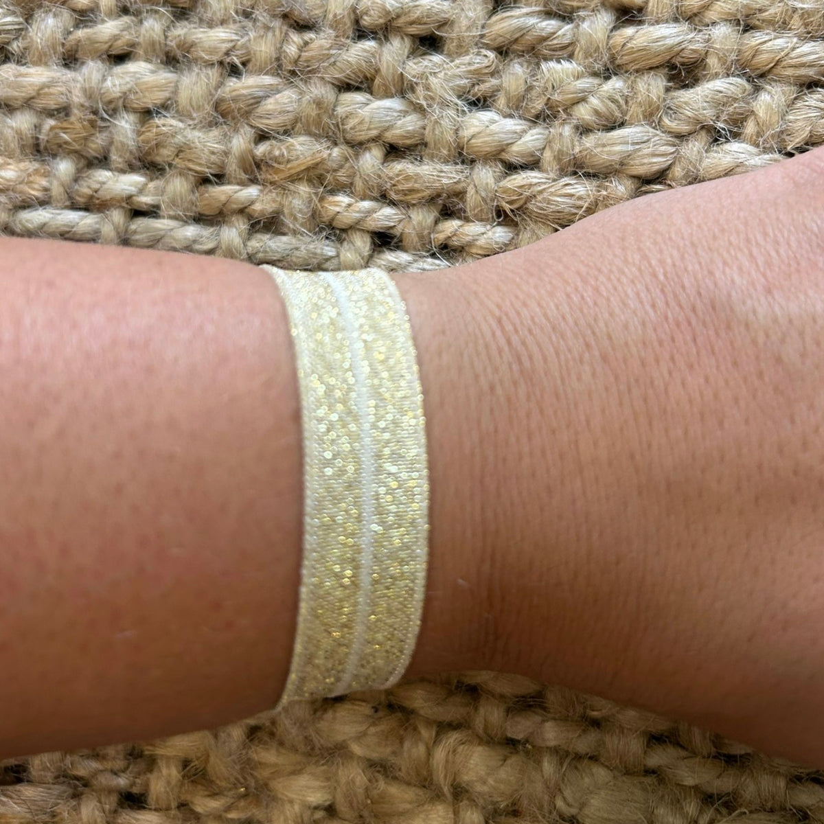 PULSERA DE TELA ELASTICA DORADA