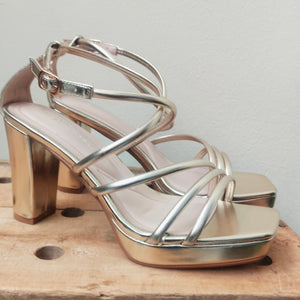 SANDALIAS DE TACON DORADO