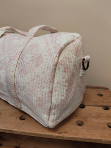 BOLSA MEDIANA ESTAMPADA FONDO BEIGE DIBUJOS EN ROSA