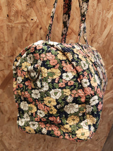 BOLSA  MEDIANA ESTAMPADA CON FONDO AZUL MARINO FLORES