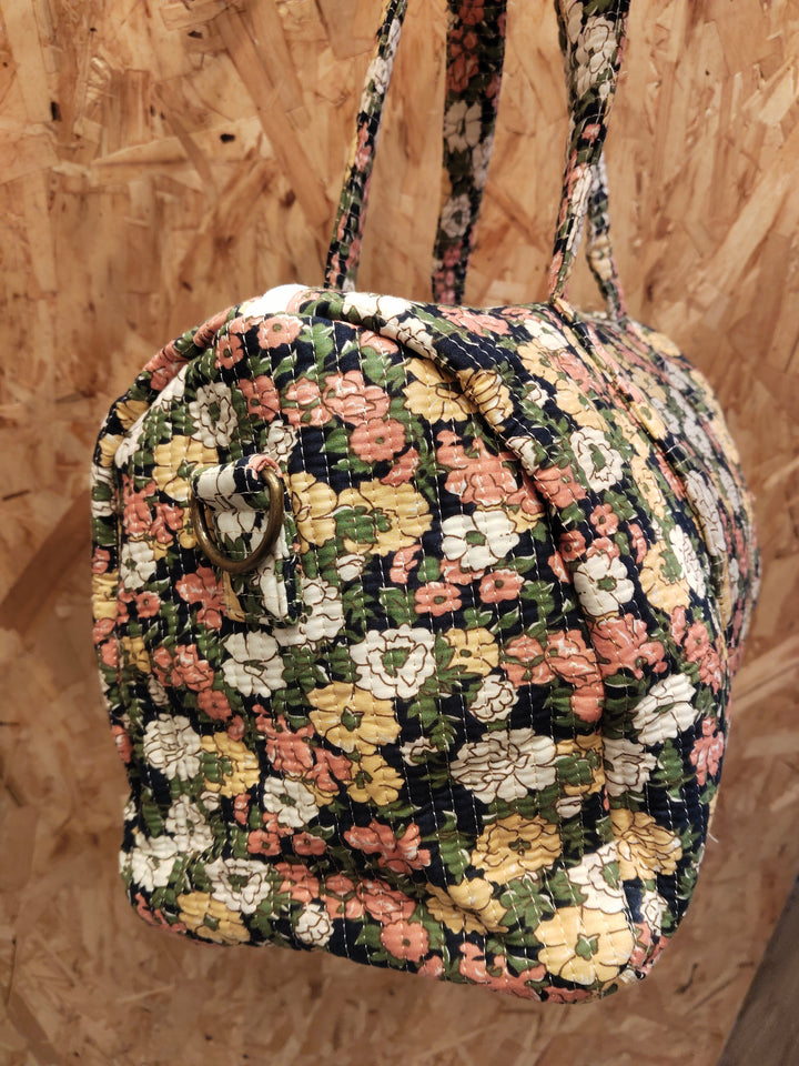 BOLSA  MEDIANA ESTAMPADA CON FONDO AZUL MARINO FLORES